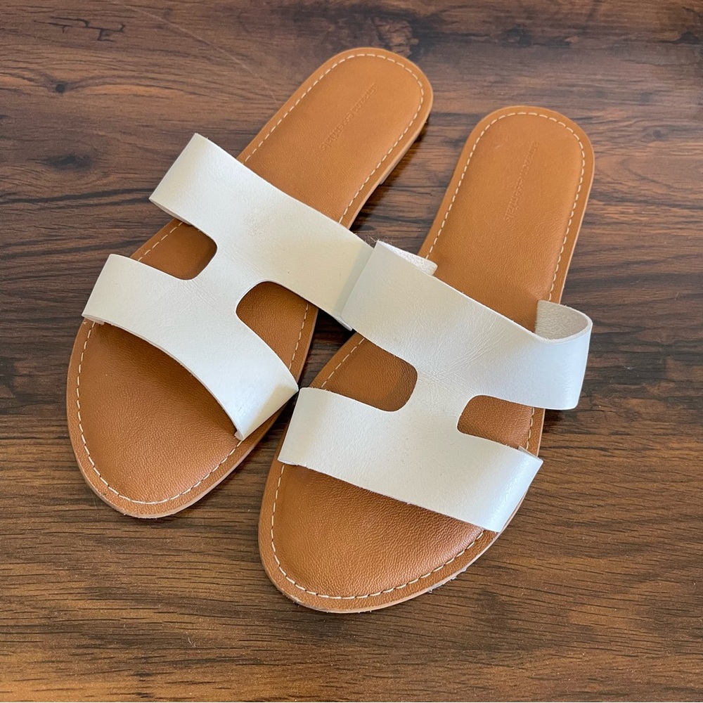 Amazon Essentials Cream and Tan Slide Sandals